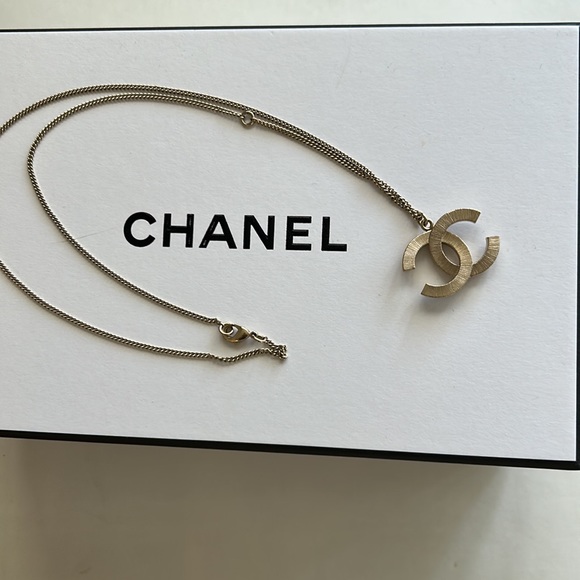 Authentic Chanel pearl CC pendant adjustable necklace - Picture 6 of 11
